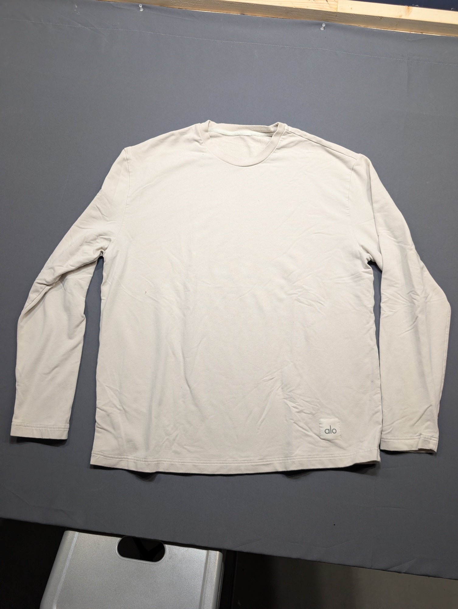 Alo Yoga Men's Long Sleeve Shirt Beige Crew Neck Tee S