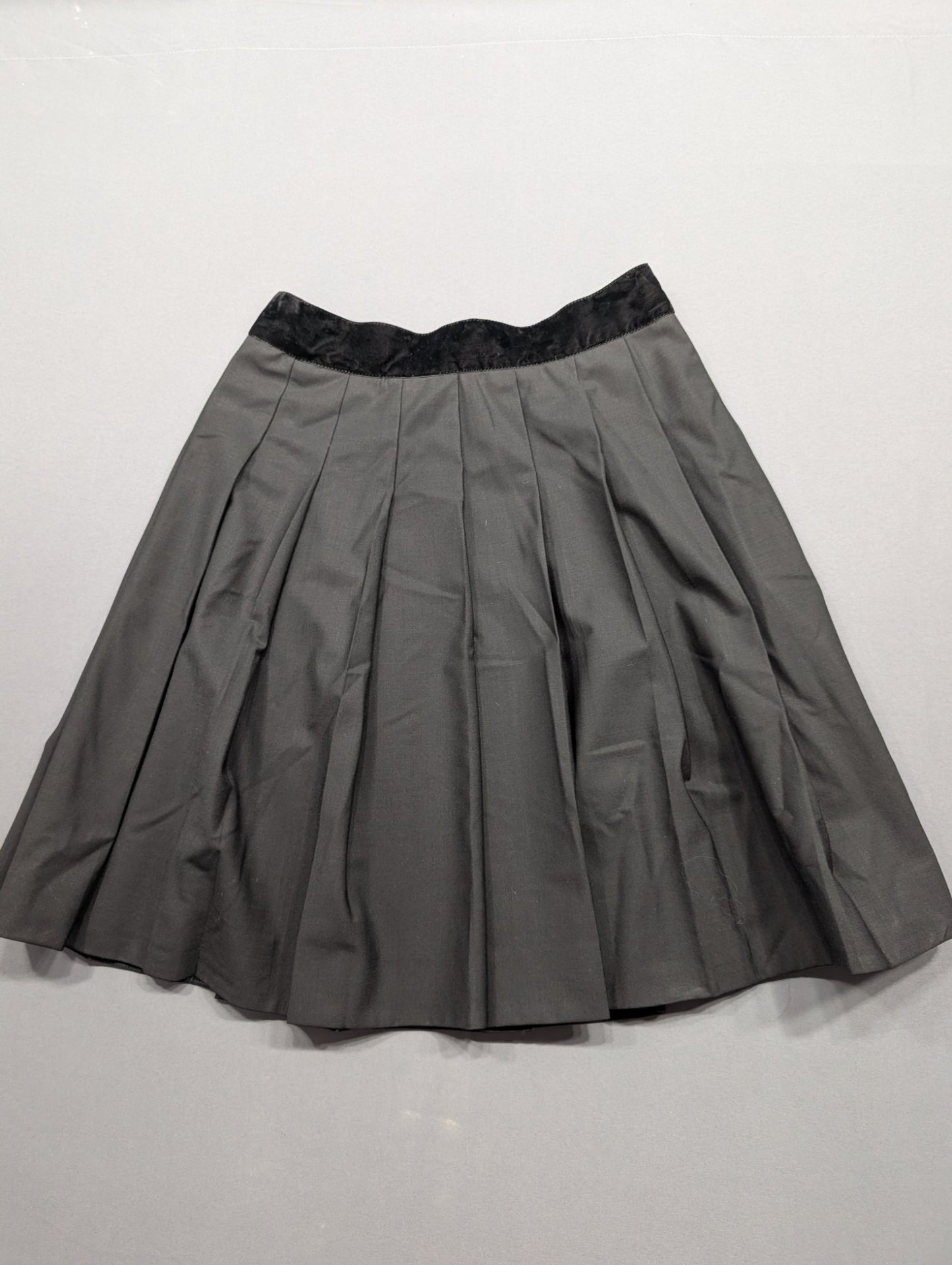 Marc Jacobs Gray Pleated A-Line Skirt Black Velvet Waist Sz 8