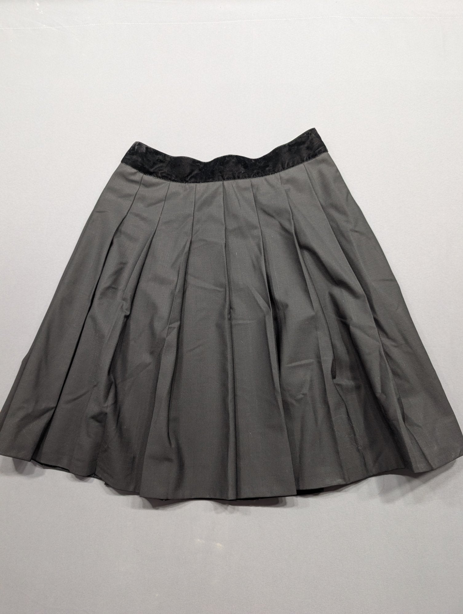 Marc Jacobs Gray Pleated A-Line Skirt Black Velvet Waist Sz 8