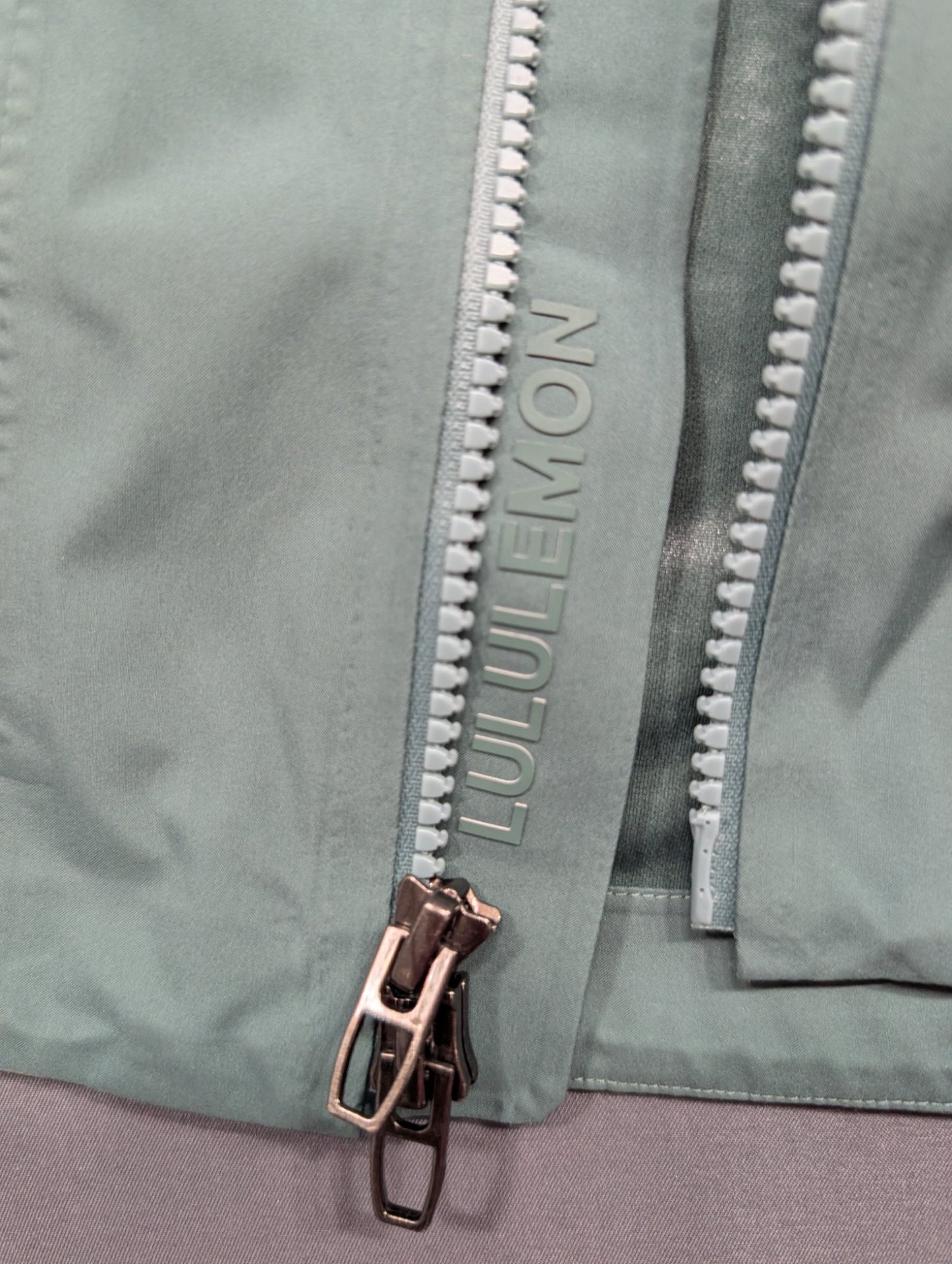Lululemon Women's Hooded Rain Jacket Size M Sage Green Waterproof