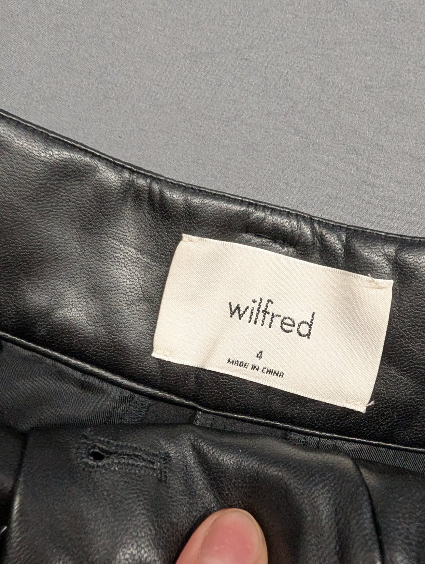 Wilfred Faux Leather High-Rise Pleated Shorts Black Size 4