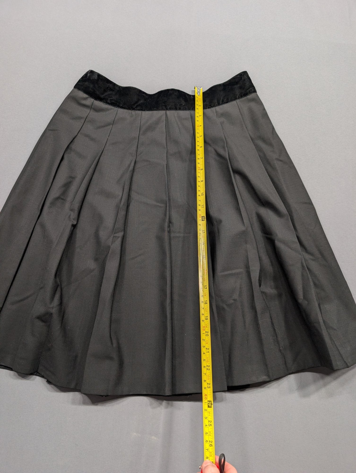 Marc Jacobs Gray Pleated A-Line Skirt Black Velvet Waist Sz 8