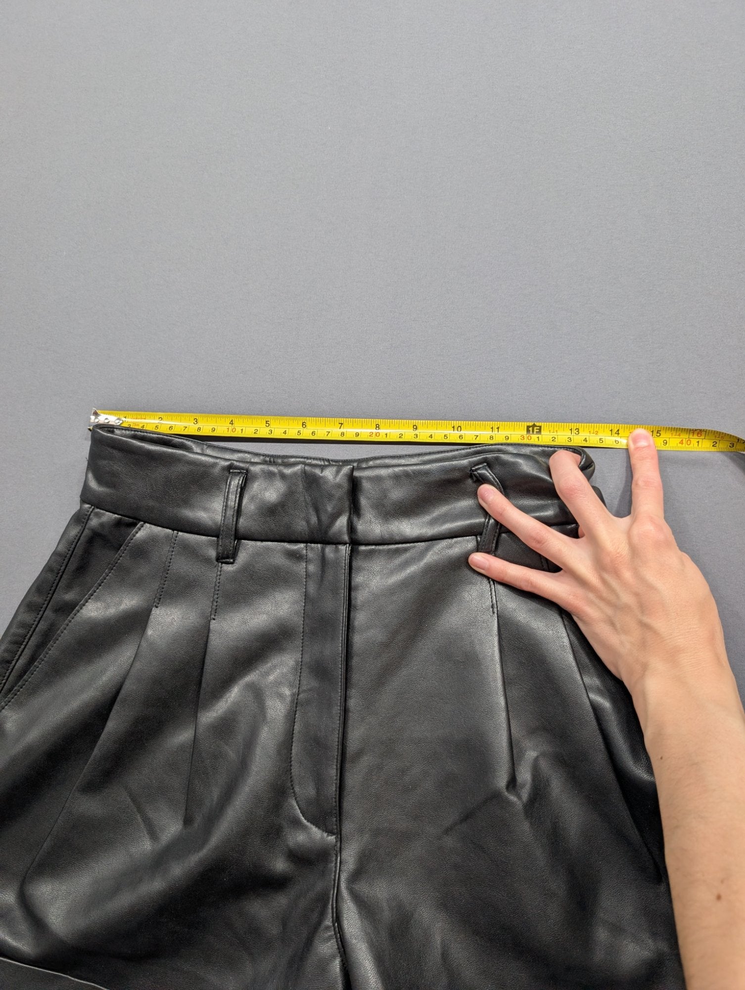 Wilfred Faux Leather High-Rise Pleated Shorts Black Size 4