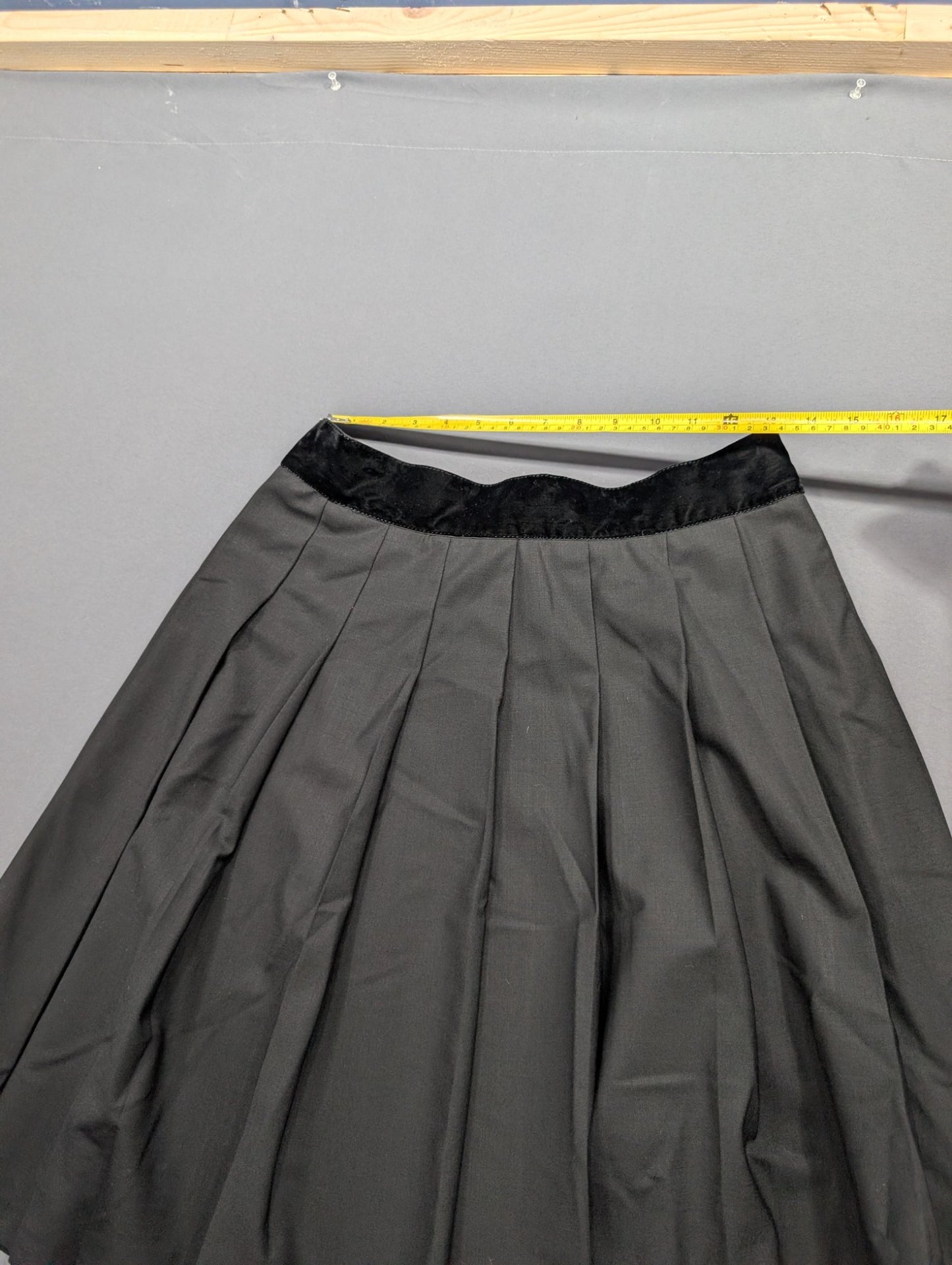 Marc Jacobs Gray Pleated A-Line Skirt Black Velvet Waist Sz 8