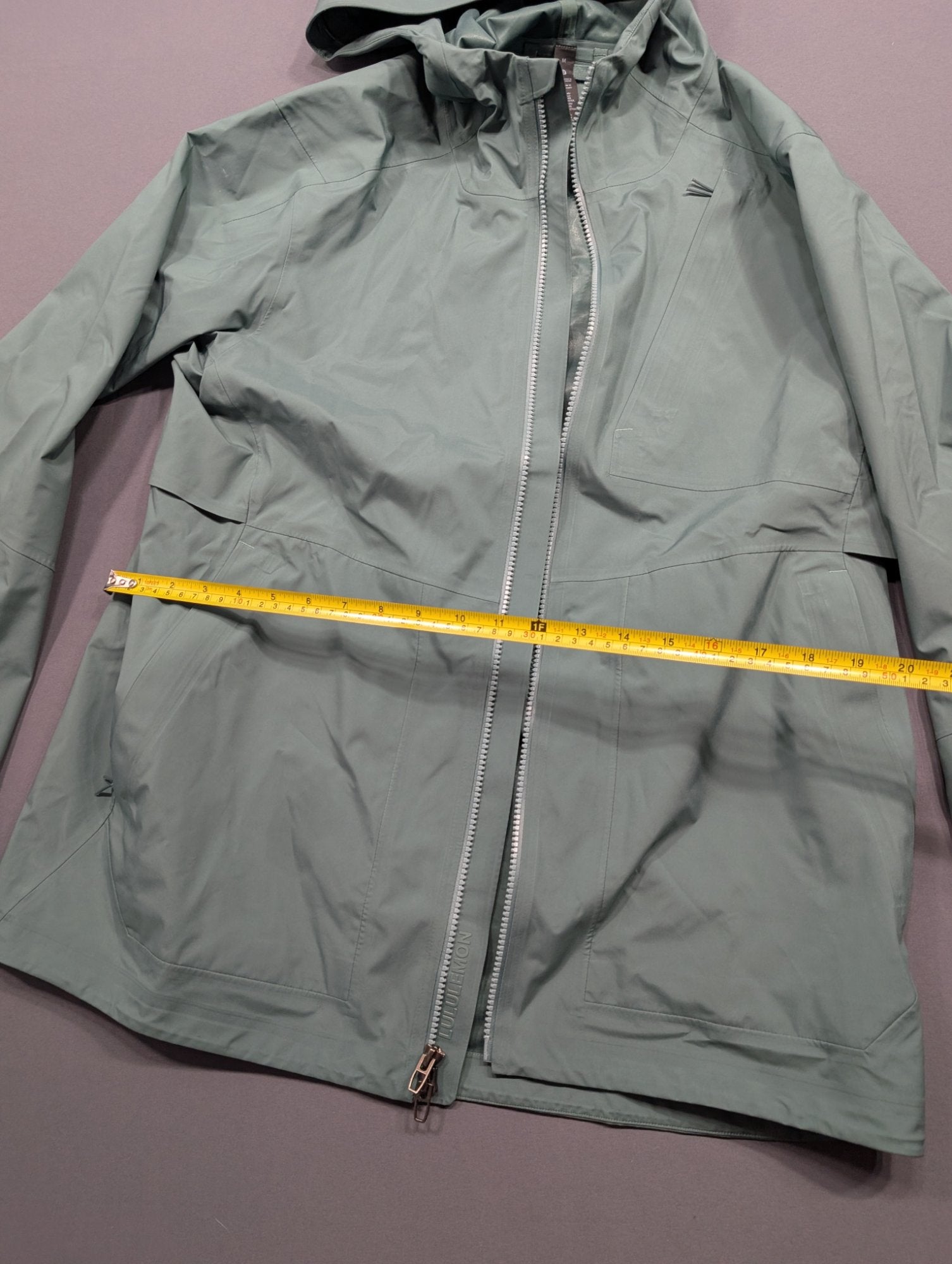 Lululemon Women's Hooded Rain Jacket Size M Sage Green Waterproof