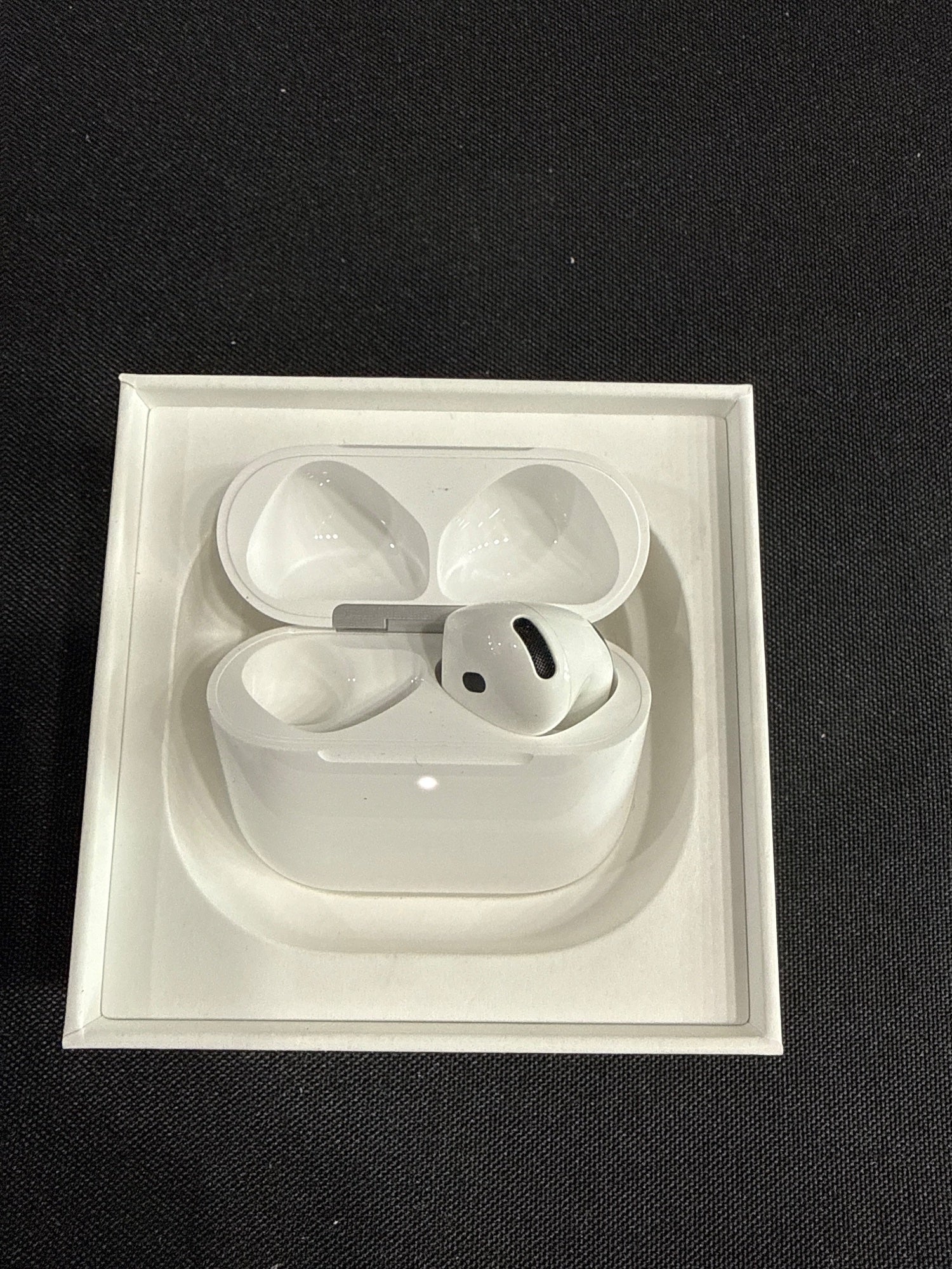 AirPods 4 Wireless Earbuds MXP63AM/A White USB-C 2024