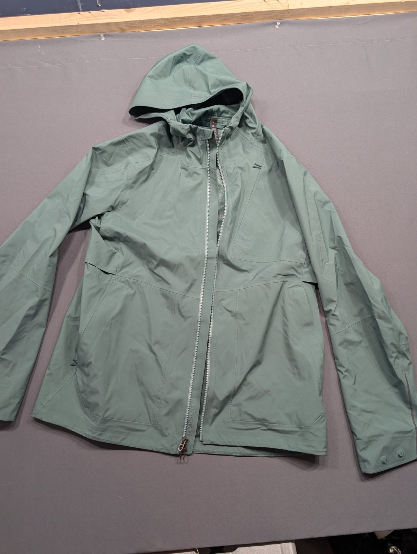 Lululemon Women's Hooded Rain Jacket Size M Sage Green Waterproof